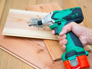 インパクトドライバーと木材と釘