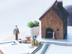 家と人のミニチュアとノート