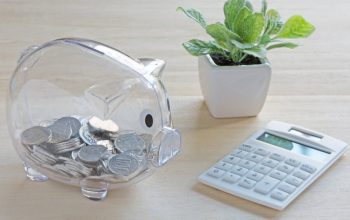 透明な豚の貯金箱と電卓