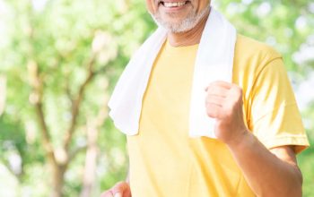 ウォーキングを楽しむ男性